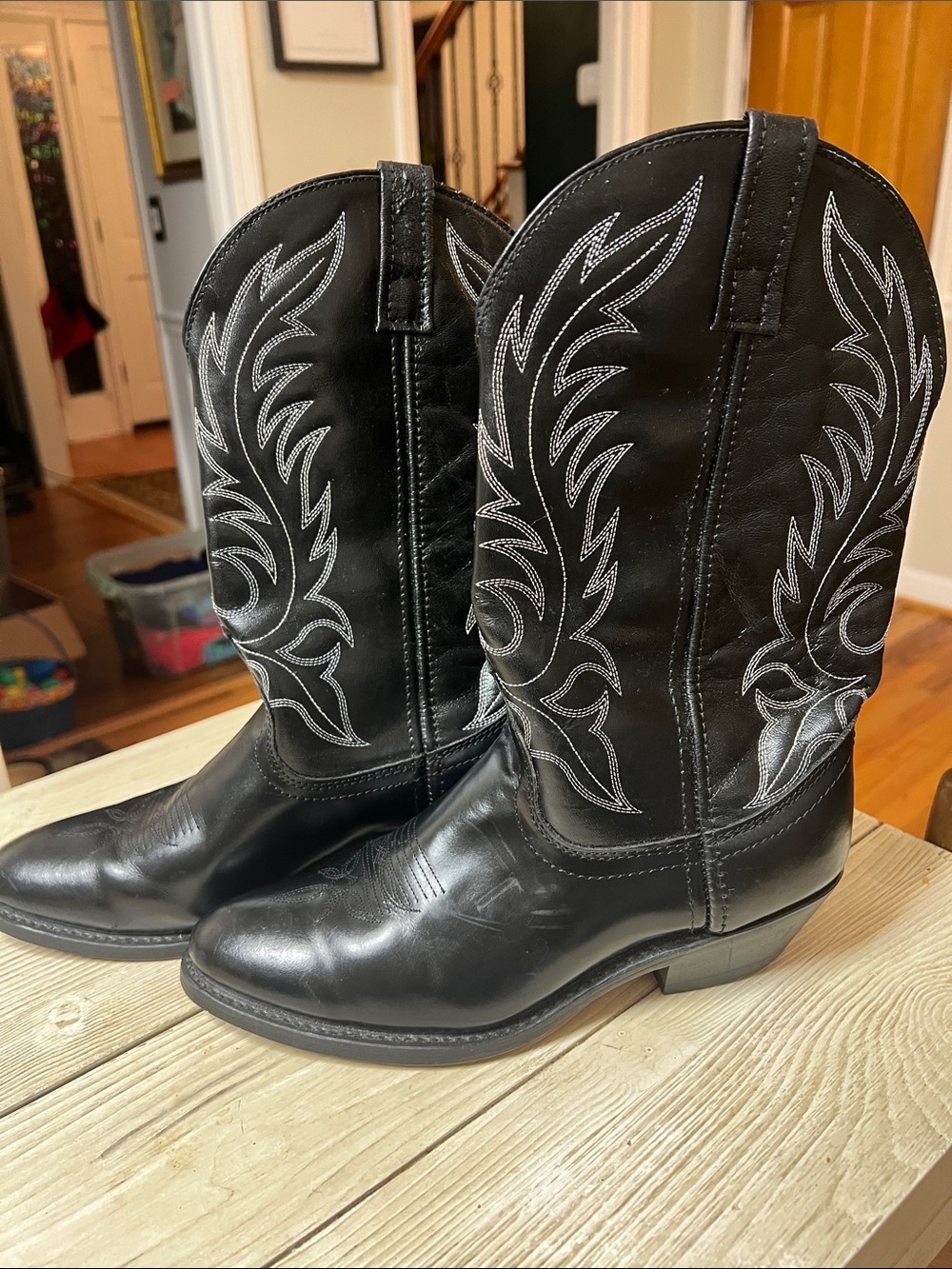 Laredo Black leather white stitching women’s Western Heeled Cowboy Boots 8.5